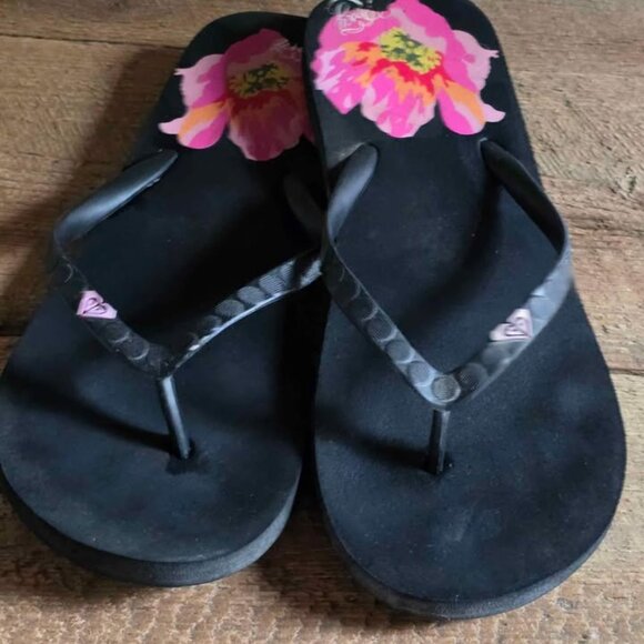 Size 8/9 Black with Pink & Orange Hibiscus Flower Roxy Flip Flop Sandals - Picture 3 of 4